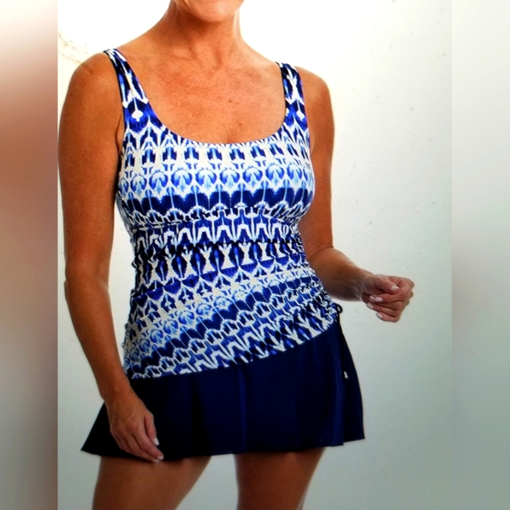 NWT SHIRRED SKIRTED SWIM DRESS ONE PICE SWIM SUIT. CUTE